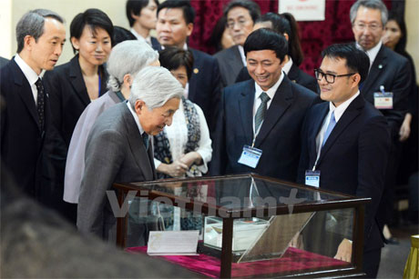 Chiều 2/3, Nhật hoàng và Hoàng hậu đã đến tham quan Bảo tàng sinh học ở Đại học Quốc gia. Nơi đây đang lưu giữ tiêu bản cá bống trắng mà đích thân Nhà vua Akihito tặng Việt Nam vào đầu năm 1976. (Ảnh: Minh Sơn/Vietnam+)