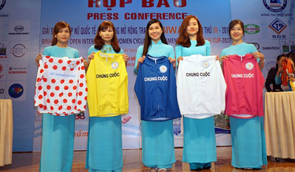 Organisers introduce different jerseys of the Binh Dương International Women’s Cycling Tournament which will begin on March 8. — Photo baomoi.com