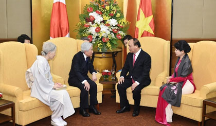 PM Nguyen Xuan Phuc and his spouse in meeting with Japanese Emperor Akihito and Empress Michiko in Hanoi on March 2. (Credit: VGP)
