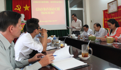 Ông Nguyễn Thanh Hiền, Phó Trưởng Ban Tuyên giáo Tỉnh ủy phát biểu tại buổi họp báo