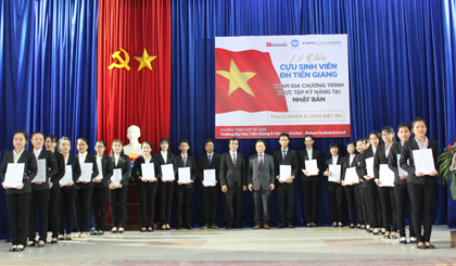Ông Lê Long Sơn, Giám đốc Công ty Esuhai và thầy Võ Ngọc Hà, Hiệu trưởng trường Đại học Tiền Giang trao giấy trúng tuyển cho 22 cựu sinh viên