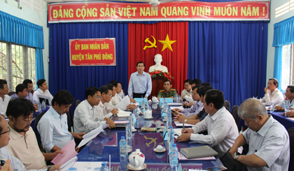 Ông Lê Văn Hưởng, Chủ tịch UBND tỉnh phát biểu tại buổi làm việc ở huyện Tân Phú Đông.