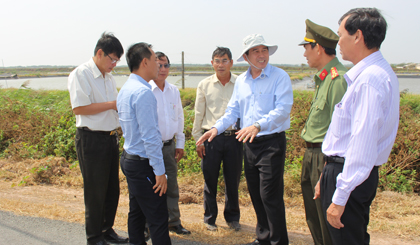Khảo sát khu đất tại xã Phú Tân.