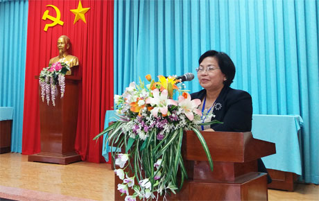 Bà Trần Thị Quý Mão, Phó Giám đốc Sở GDĐT tỉnh Tiền Giang phát biểu tại hội nghị triển khai “Phần mềm xây dựng thực đơn cân bằng dinh dưỡng”