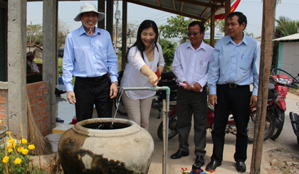 Leaders of province and representative of patrons open the water valve. Photo: Minh Thanh