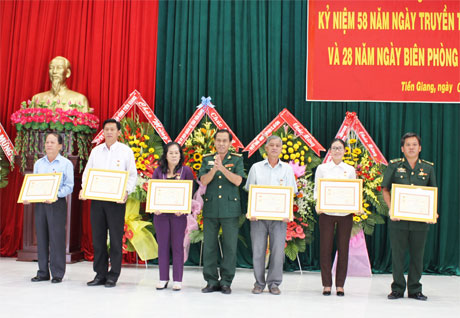Đại tá Nguyễn Tiến Dũng, Chỉ huy trưởng BĐBP Tiền Giang trao Kỷ niệm chương cho các cá nhân có nhiều đóng góp cho sự nghiệp biên phòng.