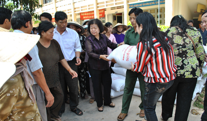 Bà Trương Mỹ Hoa, nguyên Phó Chủ tịch nước tặng quà hộ nghèo huyện Tân Phú Đông.