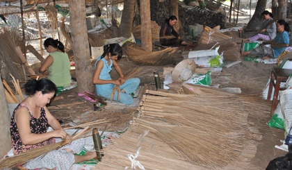 Mô hình bó chổi tạo việc làm cho phụ nữ nghèo ở xã Phú Thạnh. 