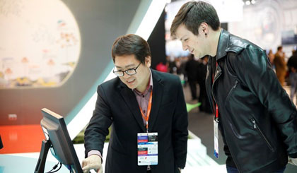 Representative of Viettel introduces the company's product to a visitor. (Source: Viettel)