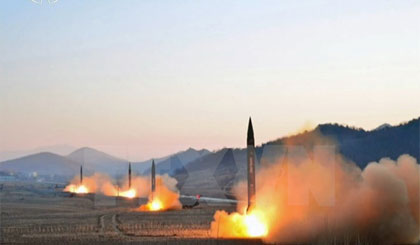 Bốn tên lửa đạn đạo của Triều Tiên được phóng thử trong cuộc diễn tập quân sự của các đơn vị pháo binh Hwasong. Nguồn: Yonhap/TTXVN
