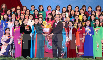 Ông Nguyễn Thiện Nhân, Ủy viên Bộ Chính trị, Chủ tịch Ủy ban Trung ương Mặt trận Tổ quốc Việt Nam tặng hoa chúc mừng Ban Chấp hành Trung ương Hội Liên hiệp Phụ nữ Việt Nam khóa XII, nhiệm kỳ 2017-2022. Ảnh: TTXVN