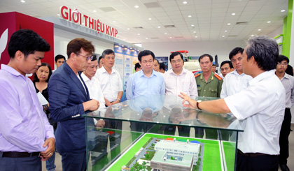 Deputy PM Vuong Dinh Hue at the Vietnam-Korea Technology Incubator in Can Tho