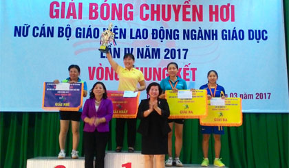 Bà Trần Thị Quý Mão, Phó Giám đốc Sở GD-ĐT  và Bà Lê Thanh Tiền, Phó Chủ tịch LĐLĐ tỉnh  trao cúp vô địch cho đội huyện Cái Bè