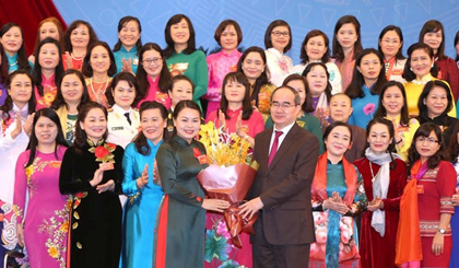 VFF President Nguyen Thien Nhan congratulates newly-elected members of the Central Committee of the Vietnam Women’s Union (Photo: CPV)