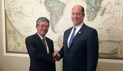 Ambassador Pham Quang Vinh (L) and Chairman of the subcommittee Ted Yoho. (Source: VNA)