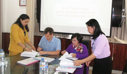 Đại diện lãnh đạo Sở GD-ĐT và NMA-V ký kết thực hiện Dự án.