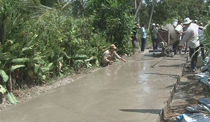 Nhân dân thi công tuyến đường Thạnh Kiết ở xã An Thạnh Thủy (huyện Chợ Gạo).