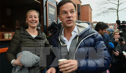 Thủ tướng Hà Lan Mark Rutte (phải) gặp gỡ cử tri trong cuộc vận động tranh cử tại Wormerveer. Nguồn: AFP/TTXVN