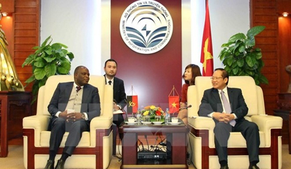 Minister of Information and Communications Truong Minh Tuan (right) and Angolan Minister of Telecommunications and Information Technology José Cavarlho de Rocha. (Credit: VNA)