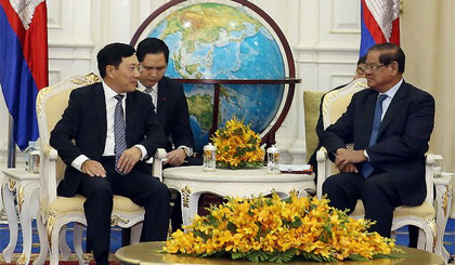 Phó Thủ tướng Phạm Bình Minh và Quyền Thủ tướng Vương quốc Campuchia Sar Kheng. Nguồn: baochinhphu.vn