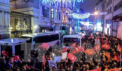 Người dân Thổ Nhĩ Kỳ biểu tình bên ngoài lãnh sự quán Hà Lan ở Istanbul, phản đối việc Hà Lan không cho phép Ngoại trưởng Thổ Nhĩ Kỳ Mevlut Cavusoglu nhập cảnh bằng đường hàng không vào nước này ngày 11-3. Nguồn: AFP/TTXVN