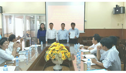 Đồng chí Trần Thanh Nguyên, Tỉnh ủy viên, Bí thư Đảng ủy Khối Các cơ quan tỉnh (thứ 2 bên phải) trao Quyết định thành lập mới Chi bộ cơ sở Ban Quản lý Dự án đầu tư xây dựng công trình giao thông tỉnh.