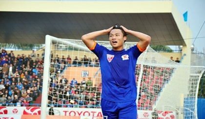Mac Hong Quan of Quang Ninh Coal is sent off in his team 2-3 loss to Home United on March 14 in Singapore. (Photo: bongda.com.vn)
