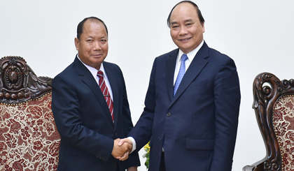 PM Nguyen Xuan Phuc (right) and Lao Minister of Public Security Somkeo Silavong (Credit: VGP)