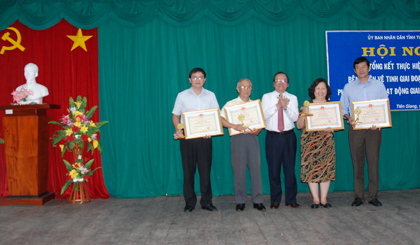 Deputy Chairman of the Provincial People's Committee Tran Thanh Duc awarded certificates of merit to the collectives.