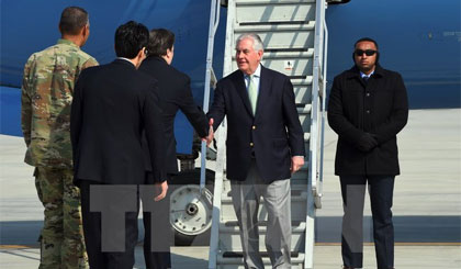 Ngoại trưởng Mỹ Rex Tillerson (thứ 2, phải) tới Căn cứ không quân Osan ở Pyeongtaek, Hàn Quốc ngày 17-3. Nguồn: AFP/TTXVN