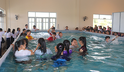 Các em học sinh trường THCS Long Bình bơi trong hồ bơi di động do Tỉnh Đoàn hỗ trợ.
