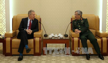 Deputy Defence Minister Sen. Lieut. Gen. Nguyen Chi Vinh receives US Ambassador to Vietnam Ted Osius. (Credit: VNA)