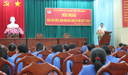 Ông Võ Văn Dũng, Trưởng ban Tuyên giáo Đảng ủy khối các cơ quan tỉnh triển khai các nội dung tại Hội nghị