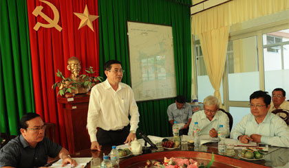 Chairman of the provincial People's Committee Le Van Huong speaks at the working session