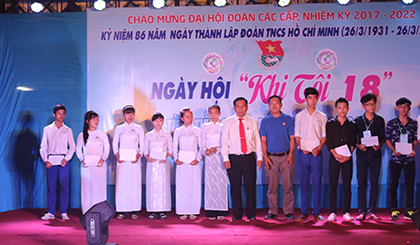 Tỉnh Đoàn tặng  15 học bổng (1 triệu đồng/ học bổng) cho các em học sinh có hoàn cảnh khó khăn của huyện Cai Lậy.