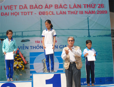 Nhà báo Trần Bửu trao giải cho các vận động viên đoạt giải tại Giải Việt dã Báo Ấp Bắc lần thứ 26 - 2009.