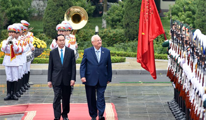 Chủ tịch nước Trần Đại Quang và Tổng thống Nhà nước Israel duyệt đội danh dự. Ảnh: VGP/Nhật Bắc