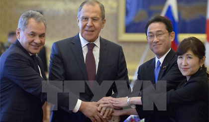 Ngoại trưởng Nga Sergey Lavrov (thứ 2, trái), Bộ trưởng Quốc phòng Nga Sergei Shoigu (trái) và Ngoại trưởng Nhật Bản Fumio Kishida (thứ 2, phải), Bộ trưởng Quốc phòng Nhật Bản Tomomi Inada (phải) tại cuộc gặp ở Tokyo. (Nguồn: AFP/TTXVN)