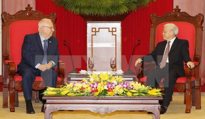 Party General Secretary Nguyen Phu Trong (R) meets with Israeli President Reuven Ruvi Rivlin on March 20 (Photo: VNA)