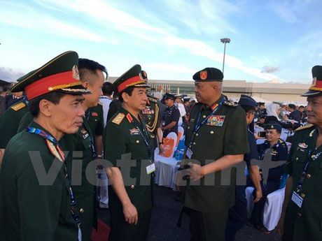 Trung tướng Phan Văn Giang dẫn đầu Đoàn Việt Nam tham dự triển lãm. Ảnh TTXVN