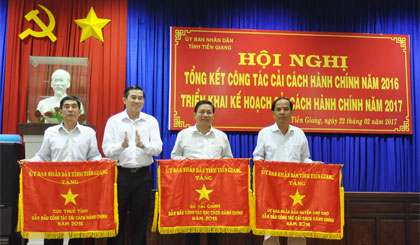 Ông Lê Văn Hưởng, Chủ tịch UBND tỉnh tặng Cờ thi đua cho các đơn vị đạt thành tích về cải cách TTHC trong năm 2016.
