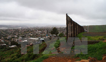 Bức tường biên giới Mỹ-Mexico. Nguồn: EPA/TTXVN