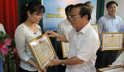 Deputy Chairman of Tien Giang provincial Peoples Committee awarded the certificate of merit to collectives and individuals.