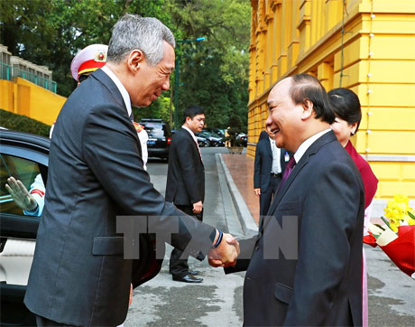 Thủ tướng Nguyễn Xuân Phúc đón Thủ tướng nước Cộng hòa Singapore Lý Hiển Long. Ảnh: Thống Nhất/TTXVN