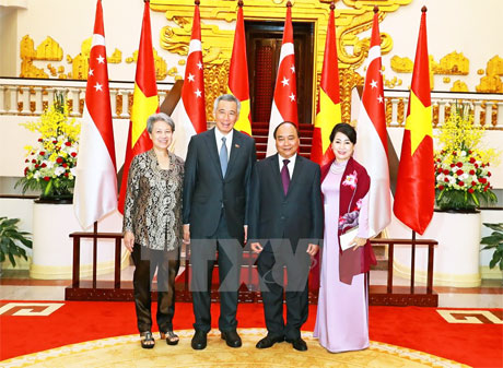 Thủ tướng Nguyễn Xuân Phúc và Phu nhân cùng Thủ tướng nước Cộng hòa Singapore Lý Hiển Long và Phu nhân. Ảnh: Thống Nhất/TTXVN