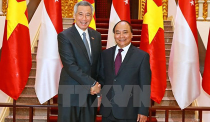 Singapore’s Prime Minister Lee Hsien Loong (L) meets with Vietnam's Prime Minister Nguyen Xuan Phuc (Photo: VNA)