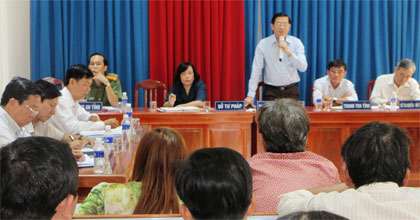 Ông Lê Văn Hưởng kết luận buổi làm việc với dân và đơn vị doanh nghiệp.