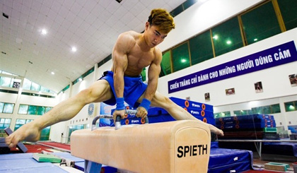 Pham Phuoc Hung in a training session in Hanoi. Hưng is one of four Vietnamese athletes to compete at this year's 10th Artistic Gymnastics World Cup, which will be held in Doha, Qatar. (Photo tuoitre.vn)