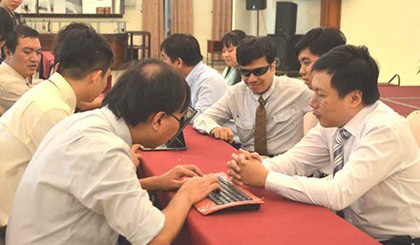 The programme on computing education for people with vision impaired was launched ​in HCM City on March 25. (Photo: laodong.com.vn)