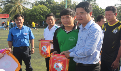 Ông Võ Minh Hữu, bí thư Đoàn khối Doanh nghiệp trao cờ lưu niệm cho các đội bóng,